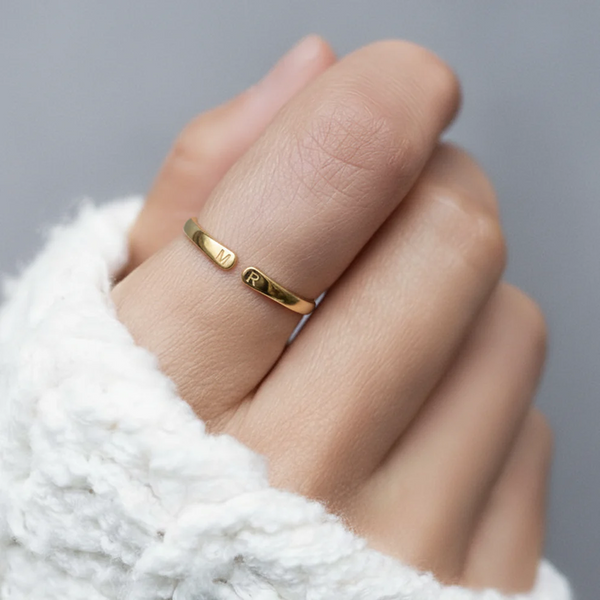 Kuiskauksen säädettävä nimikirjain­sormus